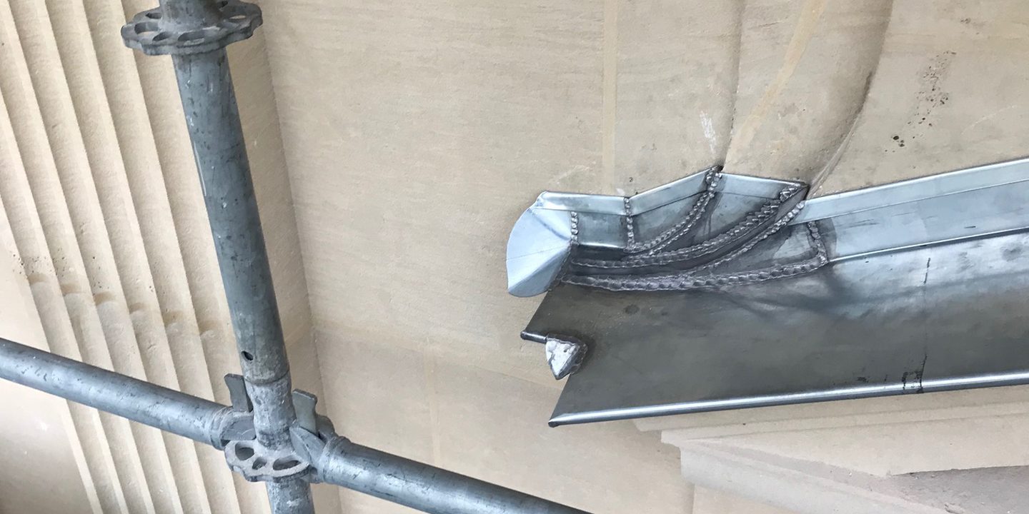 habillage dessus de lucarne en zinc afin de protéger la pierre