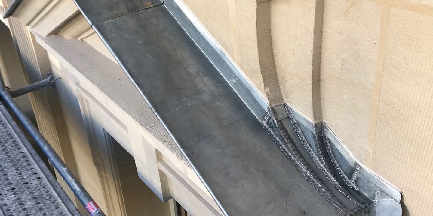 habillage dessus de lucarne en zinc afin de protéger la pierre